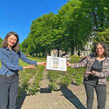 Strahlende Aussichten: Leiterin des SBL Rostock Carmen-Alina Botezatu und Projektmanagerin Heike Wehrle zeigen das Modell des innerstädtischen Quartiers, in dem die HMT um den Neubau erweitert wird. © 2021 Christian Hoffmann, FM M-V