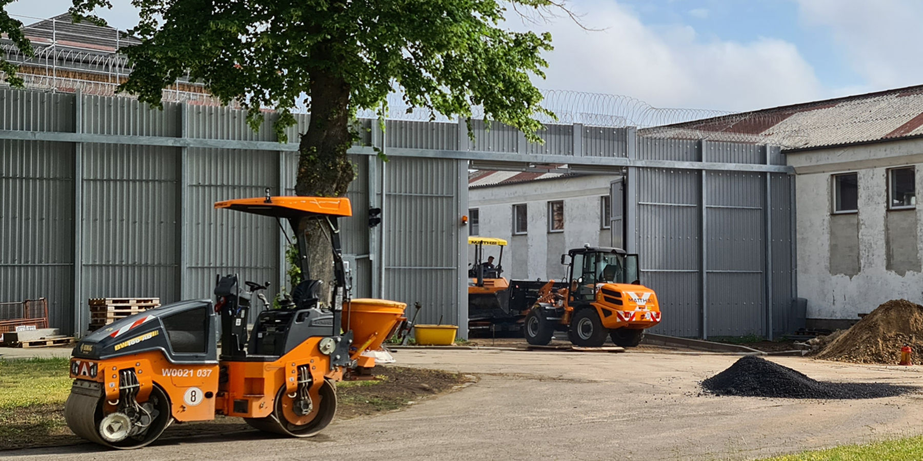 Blick auf die Baustellenzufahrt – die Zufahrt wird asphaltiert © 2021 SBL Neubrandenburg