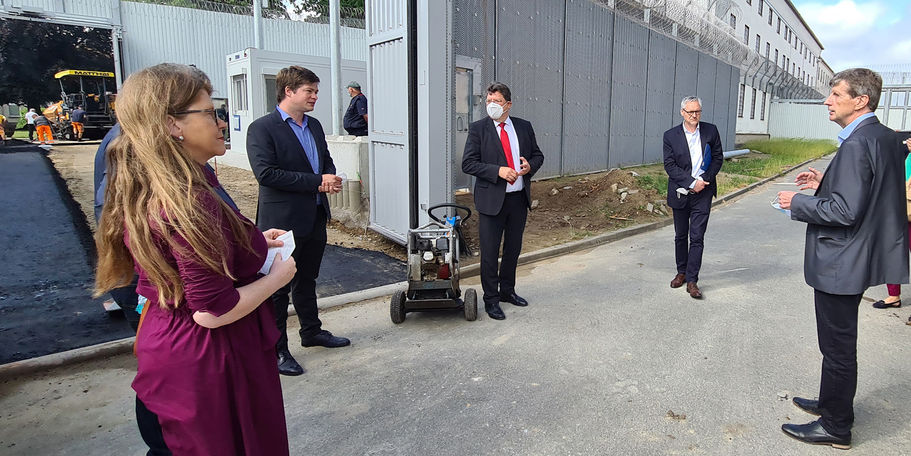 v. l. n. r. im Gespräch: Justizministerin Katy Hoffmeister; Sebastian Constien, Landrat des Landkreises Rostock; Finanzminister Reinhard Meyer; Stefan Wenzl Leiter Abteilung 4 Staatshochbau beim Finanzministerium; Eckhard Hintz, stellvertretender Leiter d © 2021 SBL Neubrandenburg