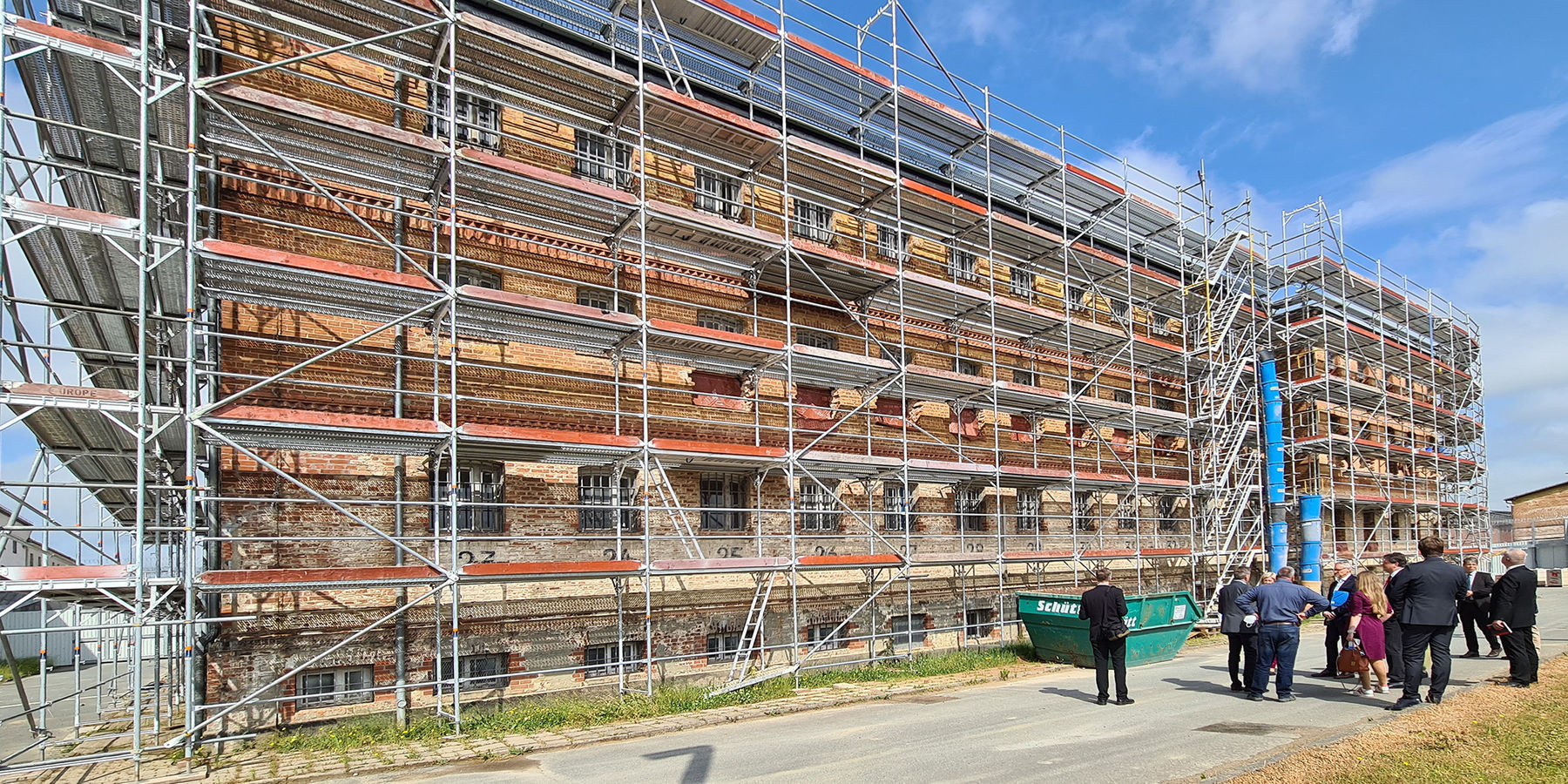 Blick auf das eingerüstete Hafthaus B © 2021 SBL Neubrandenburg