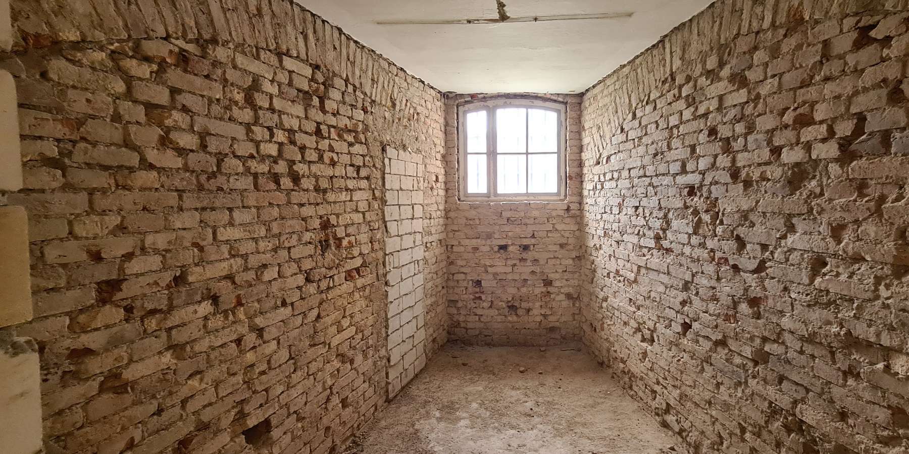 Blick in eine zukünftige Gefängniszelle mit noch nicht erweiterter Fensteröffnung © 2021 SBL Neubrandenburg