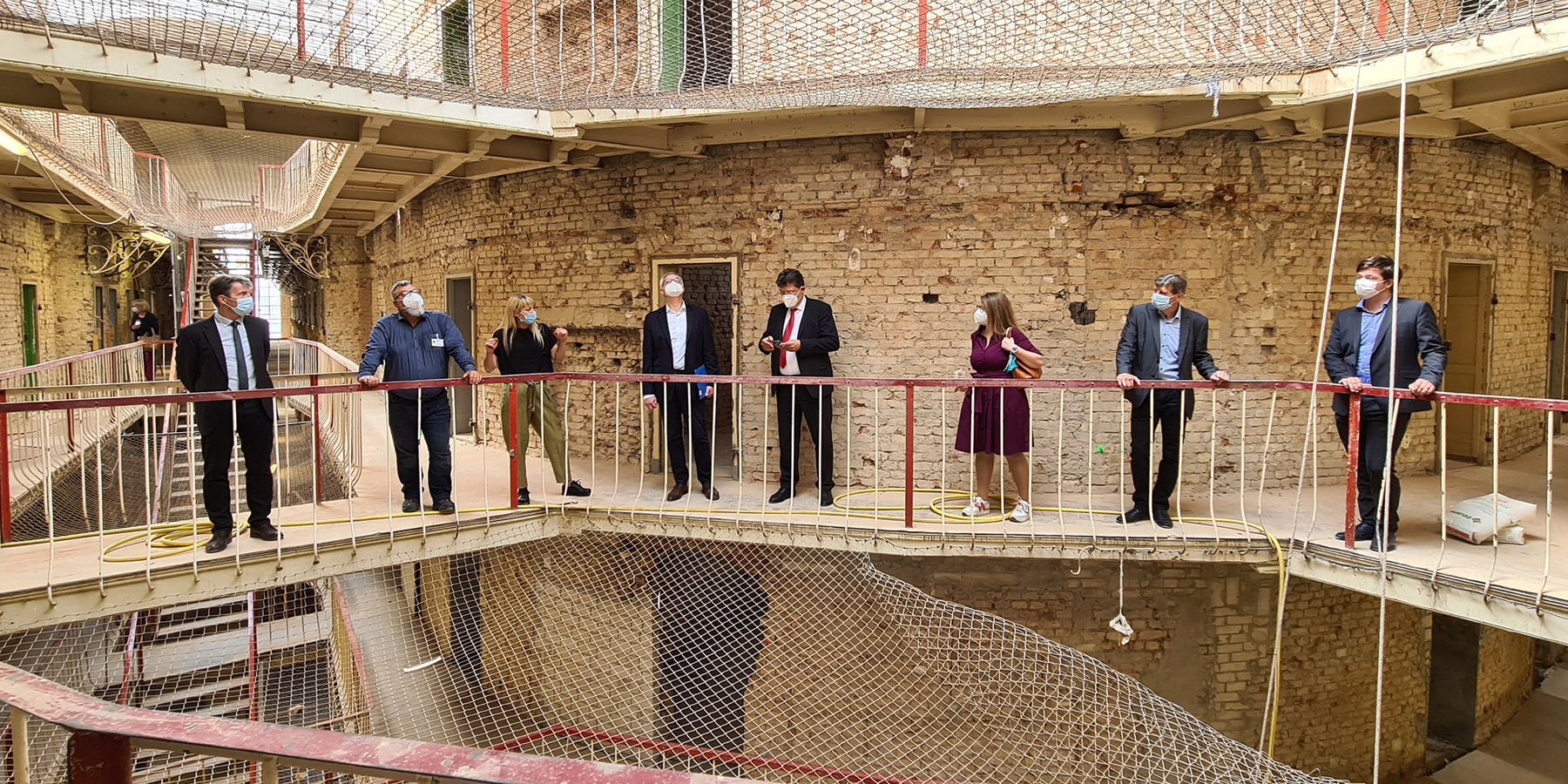 Beim Rundgang im Panoptikum v. l. n. r.: Frank Grotjohann, Leiter der Justizvollzugsanstalt Bützow; Sicherheitsbeauftragter der JVA Bützow, Jens Kötz; Stefan Wenzl Leiter Abteilung 4 Staatshochbau beim Finanzministerium; Finanzminister Reinhard Meyer; Jus © 2021 SBL Neubrandenburg