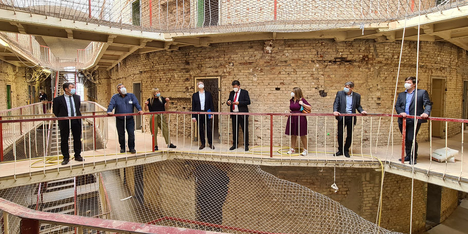Beim Rundgang im Panoptikum v. l. n. r.: Frank Grotjohann, Leiter der Justizvollzugsanstalt Bützow; Sicherheitsbeauftragter der JVA Bützow, Jens Kötz; Stefan Wenzl Leiter Abteilung 4 Staatshochbau beim Finanzministerium; Finanzminister Reinhard Meyer; Jus © 2021 SBL Neubrandenburg