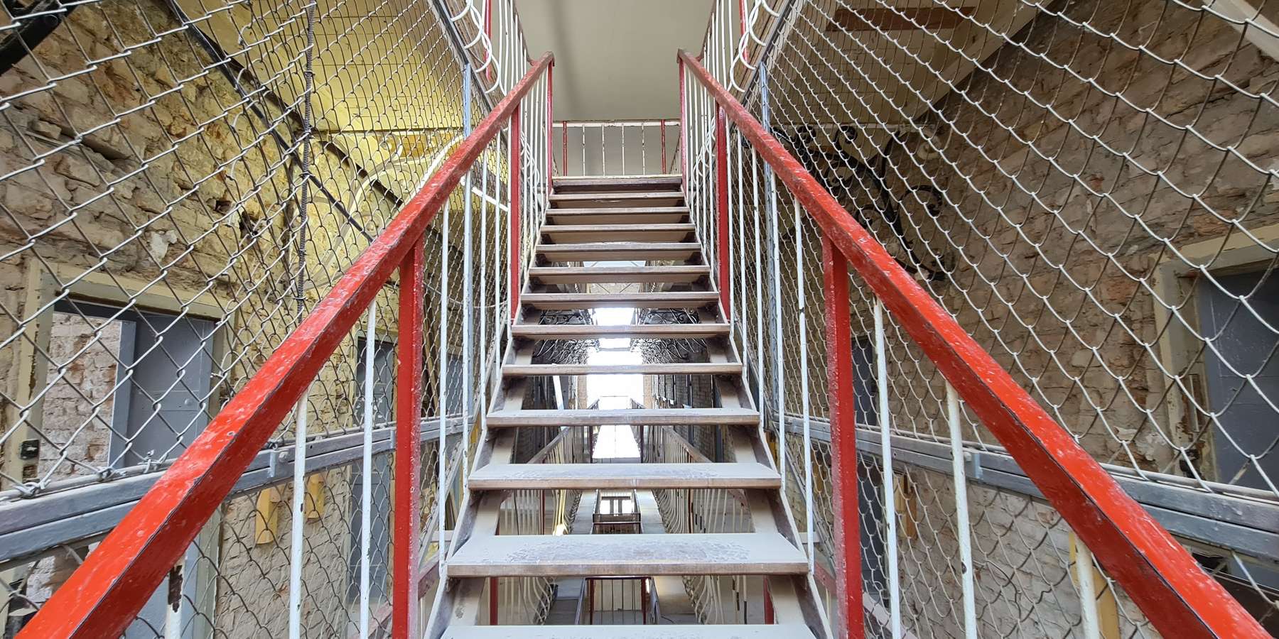 Treppenanlage vom Erdgeschoss ins 1. Obergeschoss © 2021 SBL Neubrandenburg