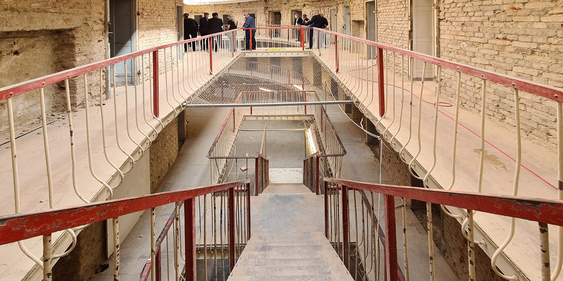 Beim Rundgang im 1. Obergeschoss © 2021 SBL Neubrandenburg