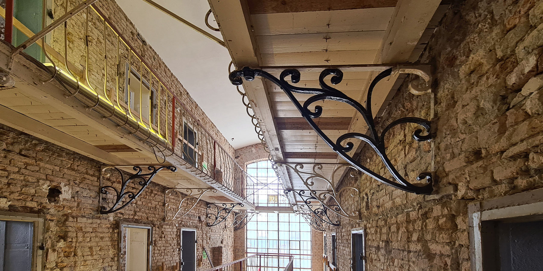 schmiedeeiserne Konsolen tragen die noch hölzernen Galerien, die durch Stahlbeton ersetzt werden © 2021 SBL Neubrandenburg