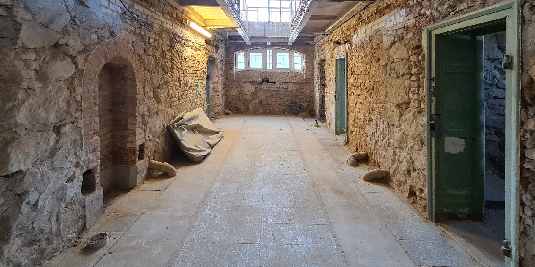 Im Untergeschoss sind die Wände teilweise aus Feldsteinmauerwerk errichtet. Hier werden später unteranderem Lagerräume entstehen. © 2021 SBL Neubrandenburg