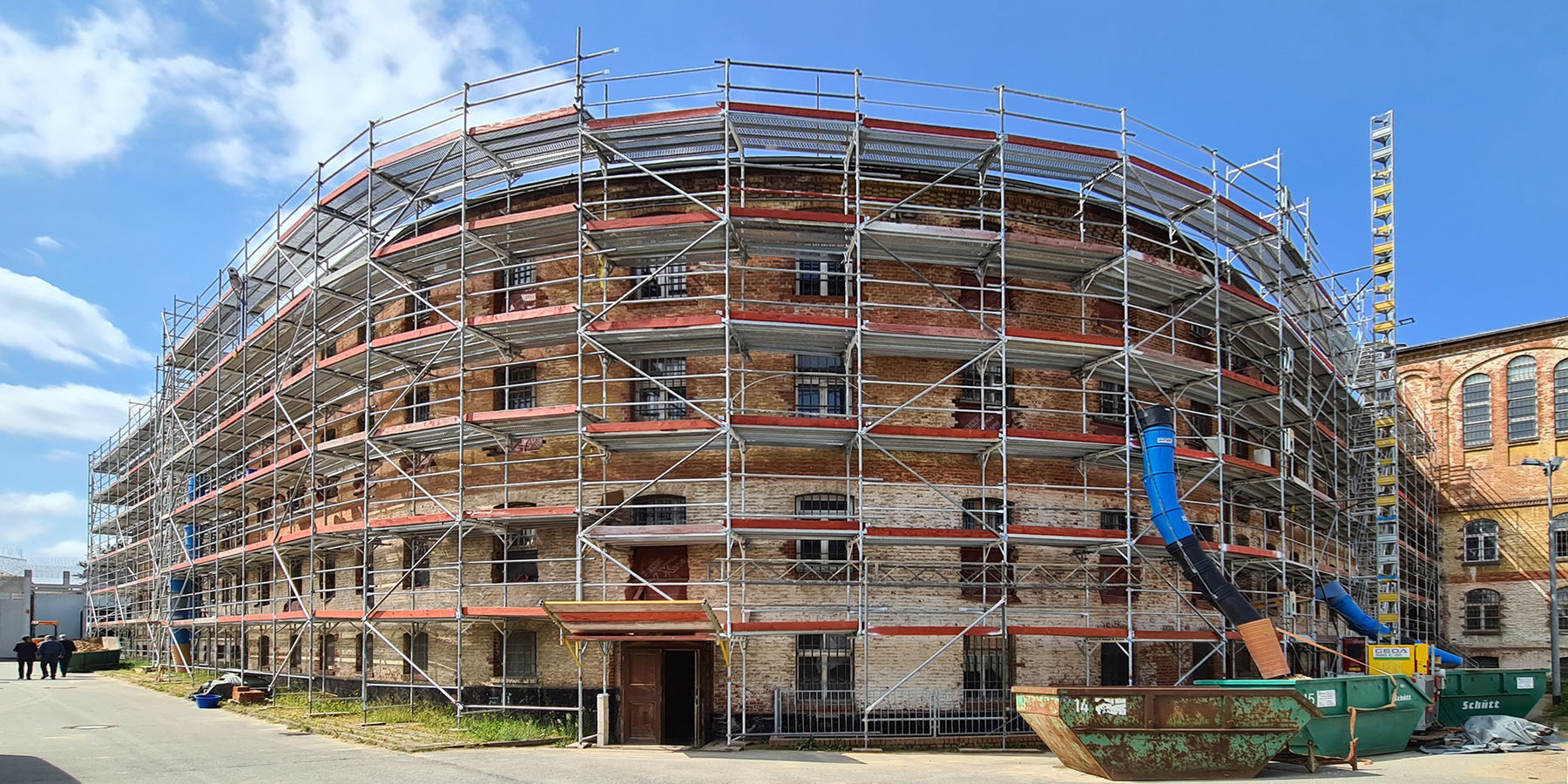 Blick auf die Nord-Ost-Ansicht des eingerüsteten Hafthauses B © 2021 SBL Neubrandenburg