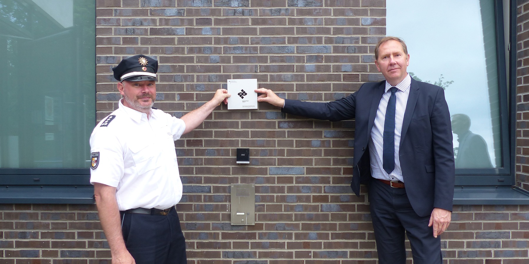 Revierleiter Andre Stegemann und Staatssekretär Heiko Miraß präsentieren die Plakette an ihrem zukünftigen Platz © 2021 SBL Greifswald