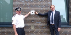 Revierleiter Andre Stegemann und Staatssekretär Heiko Miraß präsentieren die Plakette an ihrem zukünftigen Platz © 2021 SBL Greifswald