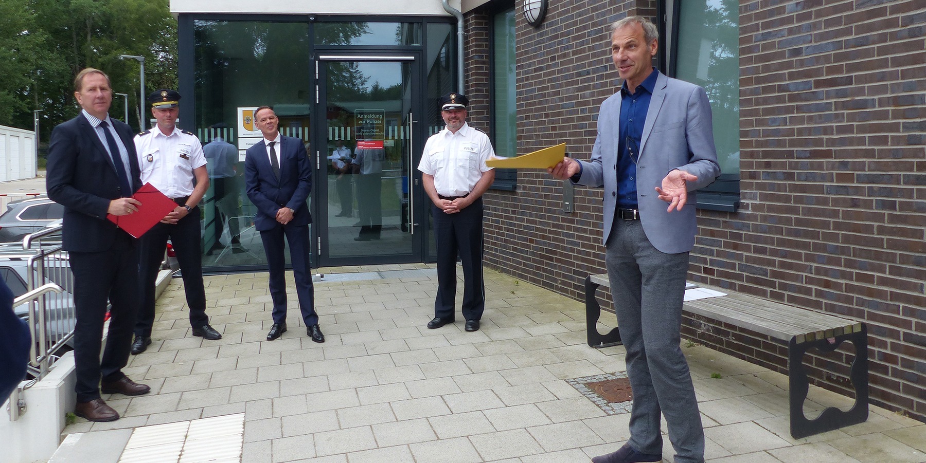 Begrüßung durch den Leiter des Staatlichen Bau- und Liegenschaftsamtes Stephan Aufdermauer (rechts im Bild) © 2021 SBL Greifswald