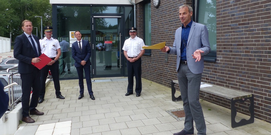 Begrüßung durch den Leiter des Staatlichen Bau- und Liegenschaftsamtes Stephan Aufdermauer (rechts im Bild) © 2021 SBL Greifswald