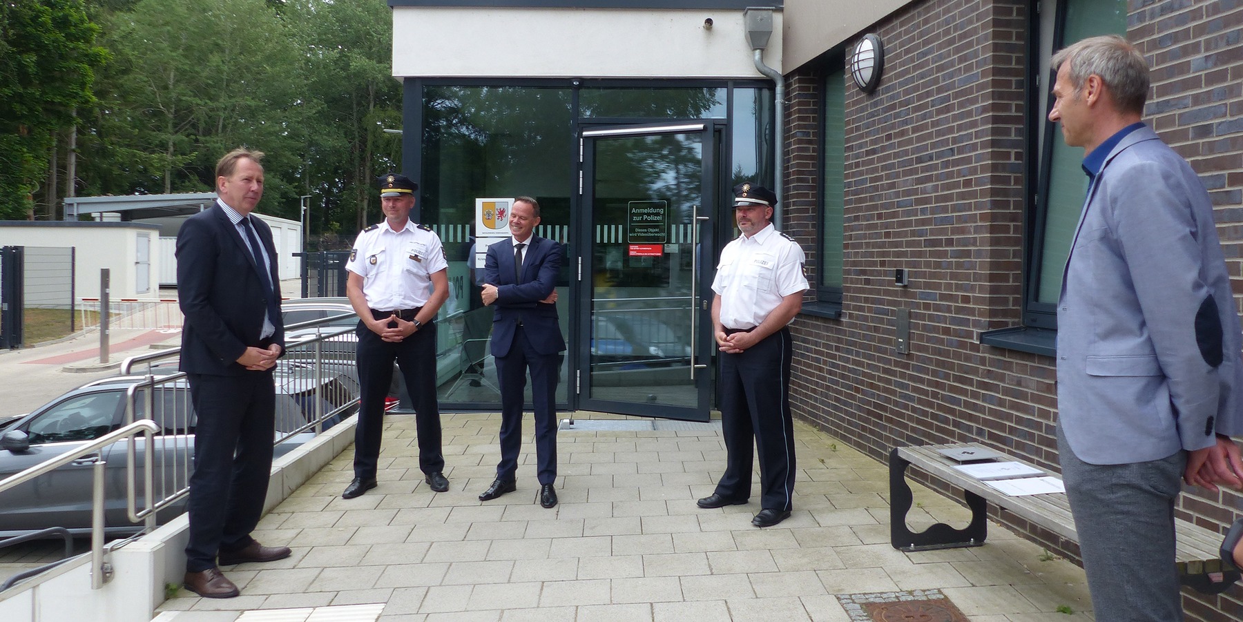 Finanzstaatssekretär Heiko Miraß bei seinem Grußwort (v.l.n.r.: Staatssekretär im Finanzministerium Heiko Miraß, Polizeioberrat Arne Zarbock von der Polizeiinspektion Anklam, der stellvertretende Leiter Referat 410 des Ministeriums Inneres und Europa Silv © 2021 SBL Greifswald