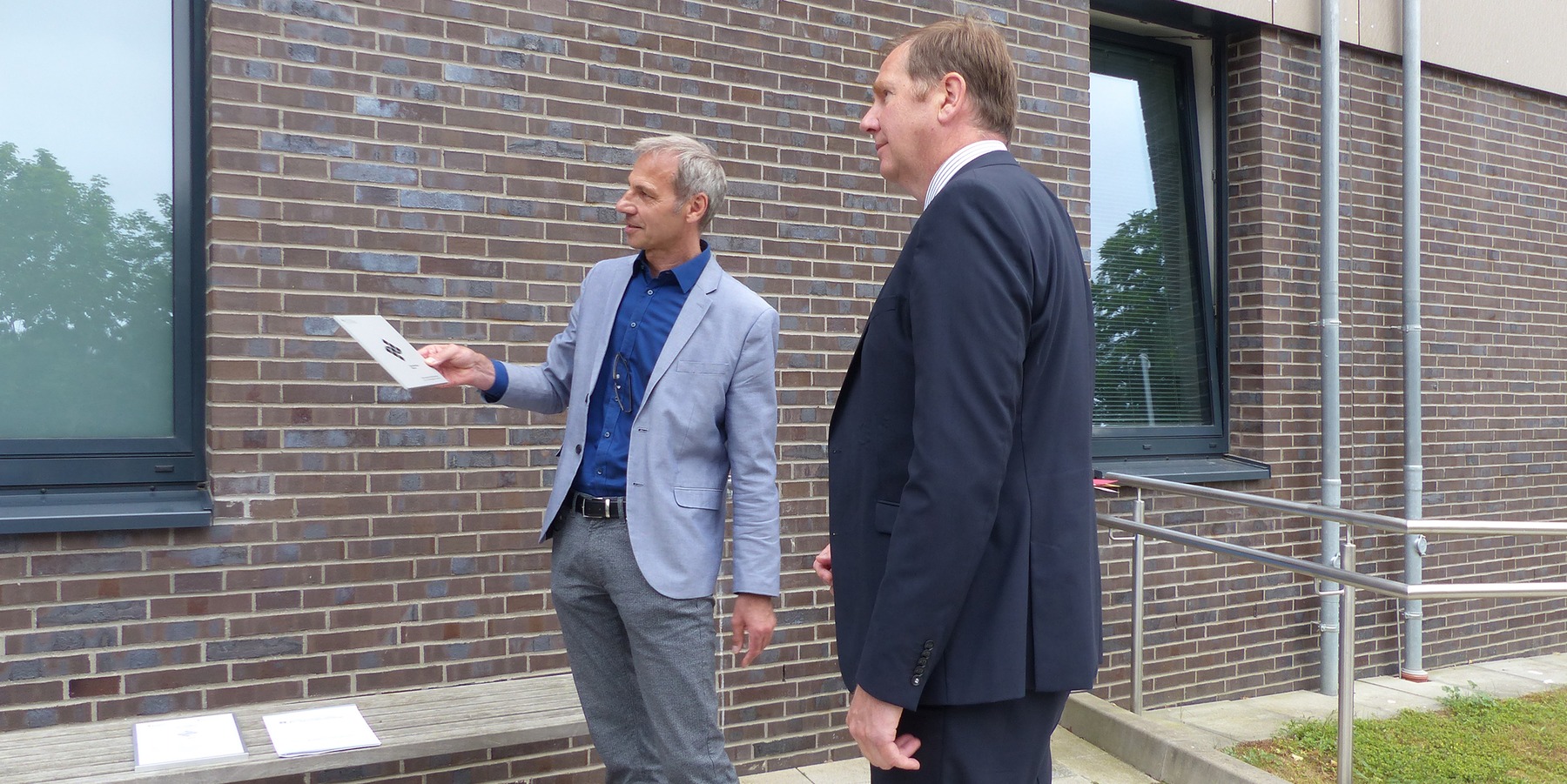 v.l.: Amtsleiter SBL Greifswald Stephan Aufdermauer und Finanzstaatssekretär Heiko Miraß bei der Auswahl der Befestigungsstelle für die Silber-Plakette © 2021 SBL Greifswald