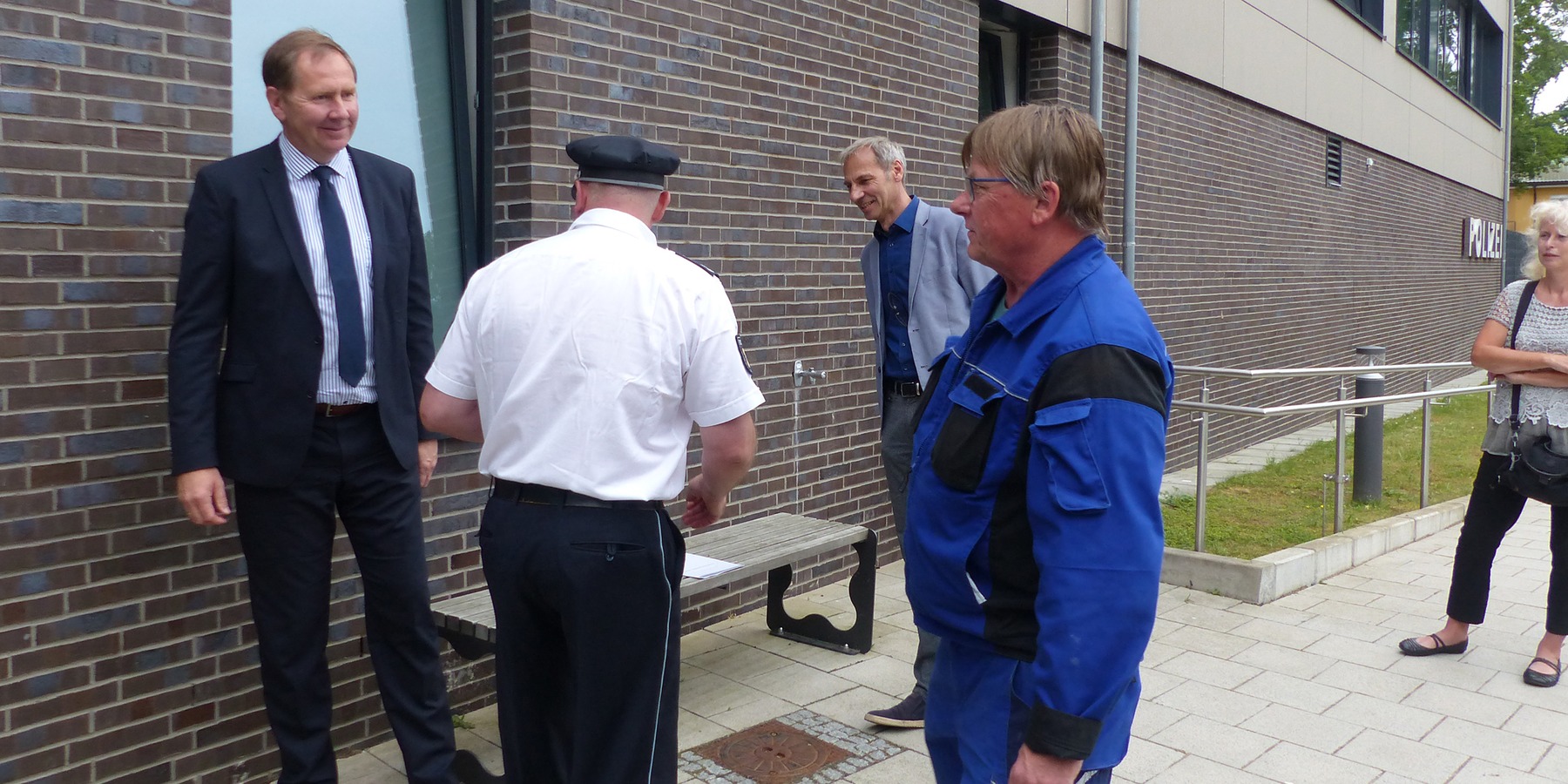 Hartmut Ewert, zuständiger Mitarbeiter Hauspersonal des SBL Greifswald wird die Plakette fest und fachgerecht an der Außenfassade anbringen © 2021 SBL Greifswald