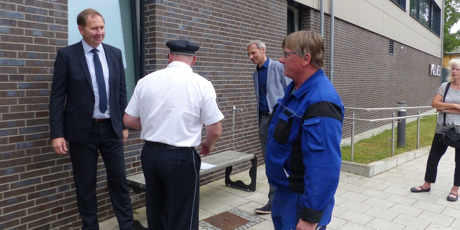 Hartmut Ewert, zuständiger Mitarbeiter Hauspersonal des SBL Greifswald wird die Plakette fest und fachgerecht an der Außenfassade anbringen © 2021 SBL Greifswald