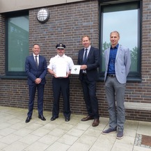 Glückliche und zufriedene Gesichter bei Ministerium, Nutzer und Bauherr - stolz werden BNB-Urkunde und Silber-Plakette präsentiert (v.l.n.r.: Silvio Horn - stellvertretender Referatsleiter 410 im Ministerium Inneres und Europa M-V, Andre Stegemann - Leite © 2021 SBL Greifswald