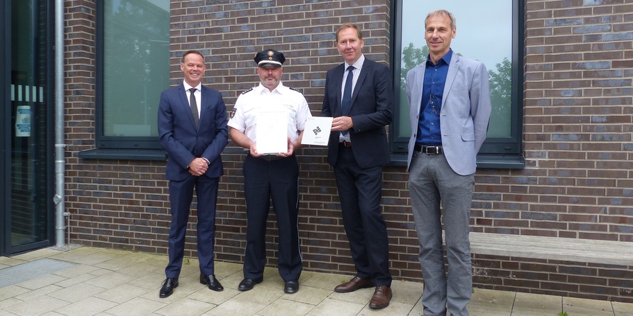 Glückliche und zufriedene Gesichter bei Ministerium, Nutzer und Bauherr - stolz werden BNB-Urkunde und Silber-Plakette präsentiert (v.l.n.r.: Silvio Horn - stellvertretender Referatsleiter 410 im Ministerium Inneres und Europa M-V, Andre Stegemann - Leite © 2021 SBL Greifswald