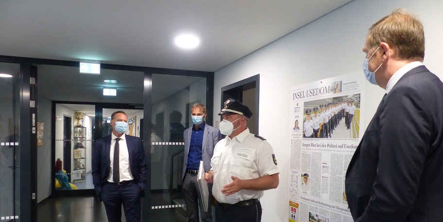 Revierleiter Andre Stegemann führt zu einer kleinen Besichtigungsrunde durch den Polizeineubau © 2021 SBL Greifswald