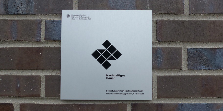 Die Silber-Plakette als Nachweis für besondere Nachhaltigkeit des Neubaus wurde gut sichtbar an der Außenfassade des Eingangsbereiches befestigt © 2021 SBL Greifswald