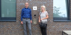 Amtsleiter Stephan Aufdermauer und die verantwortliche Projektleiterin Sina Stüwe vom SBL Greifswald vor der Eingangsfassade mit BNB-Silber-Plakette © 2021 SBL Greifswald