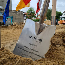Der Spaten für den ersten symbolischen Spatenstich. © 2021 SBL Schwerin
