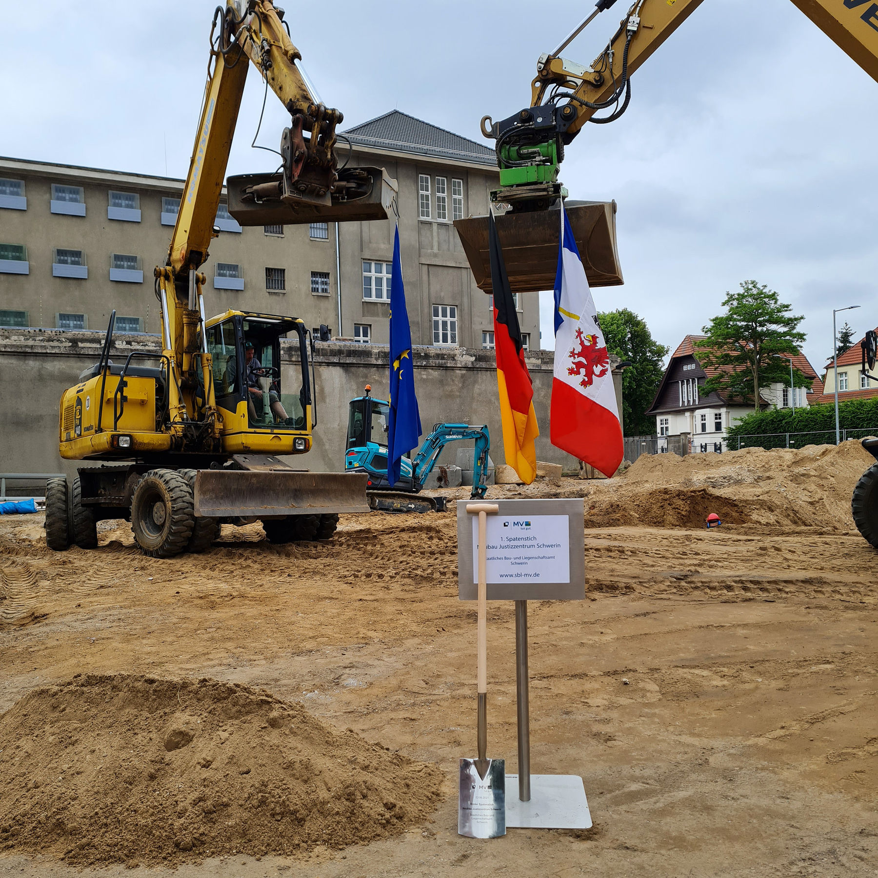 Baustelle im Hintergrund das Dokumentationszentrum © 2021 SBL Schwerin