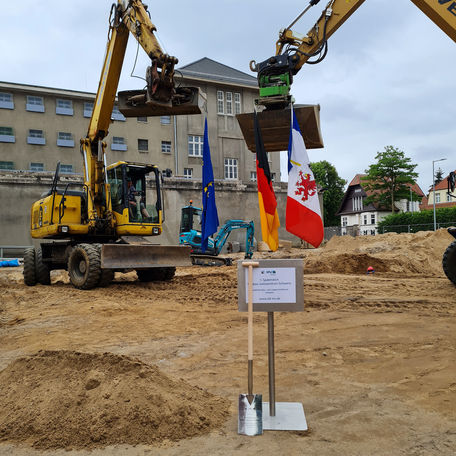 Baustelle im Hintergrund das Dokumentationszentrum © 2021 SBL Schwerin