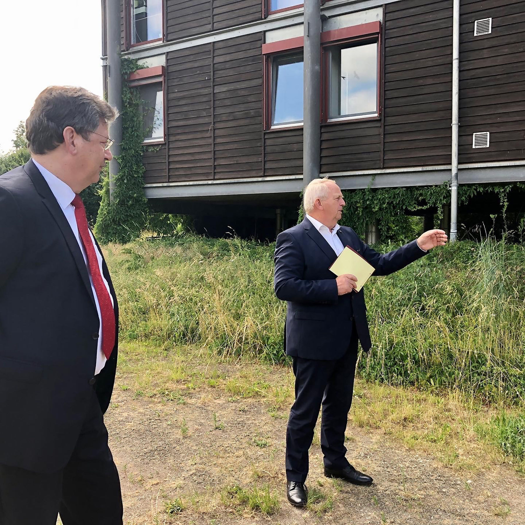 Herr Meyer und Herr Dr. Backhaus im Gespräch. © 2021 SBL Schwerin