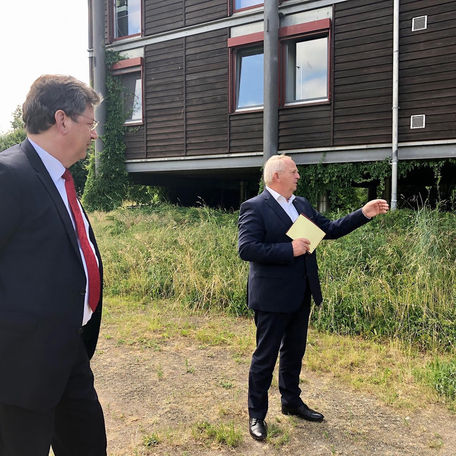 Herr Meyer und Herr Dr. Backhaus im Gespräch. © 2021 SBL Schwerin