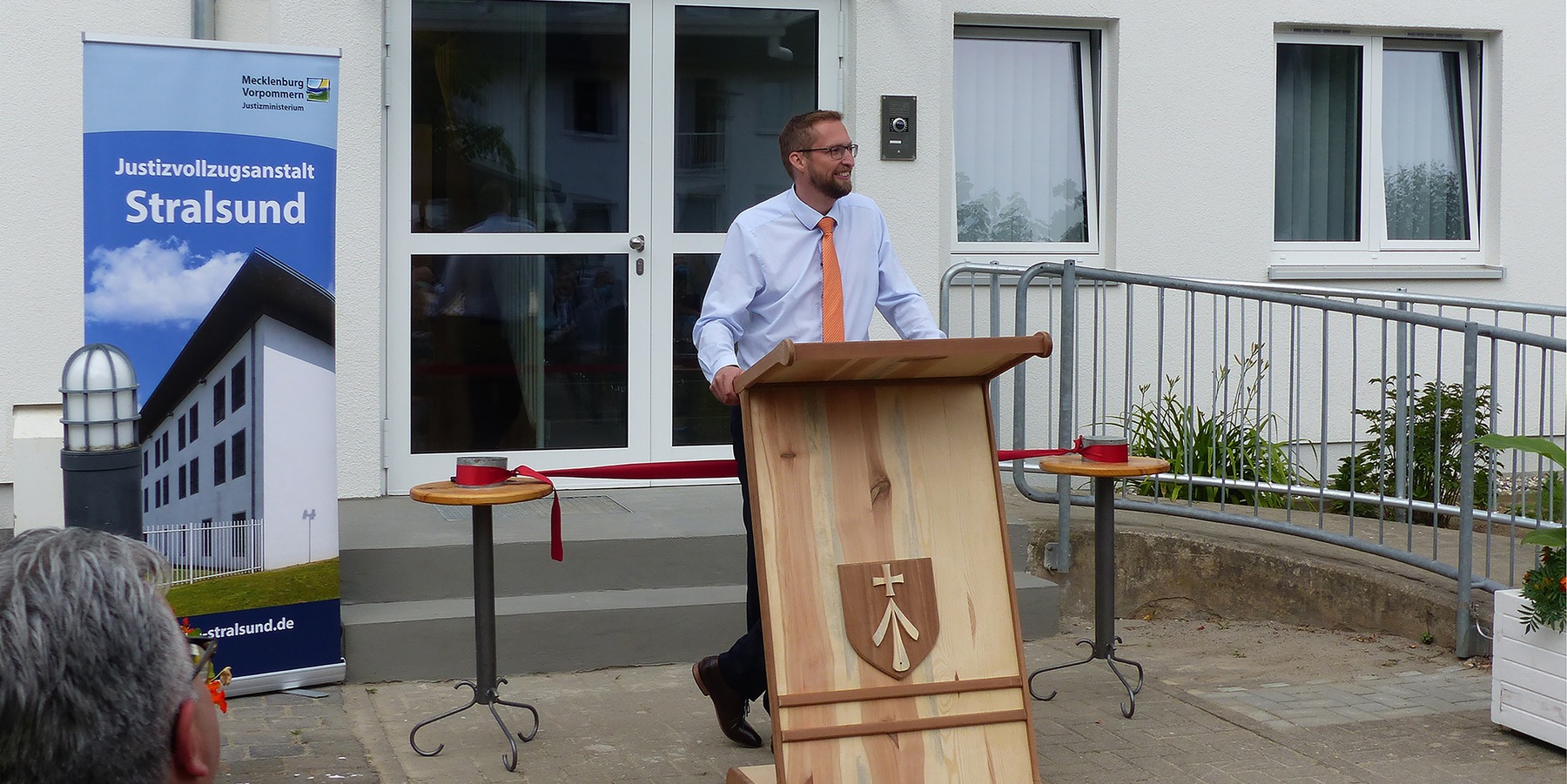 Begrüßung durch den Leiter der JVA Stralsund Karel Gottschall © 2021 SBL Greifswald
