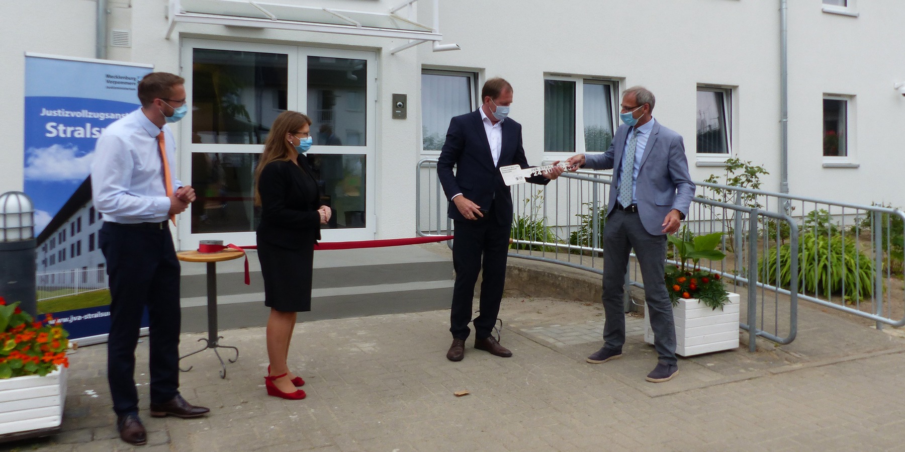 Stephan Aufdermauer, Leiter des SBL Greifswald, übergibt den symbolischen Schlüssel an den Finanzstaatssekretär Heiko Miraß © 2021 SBL Greifswald