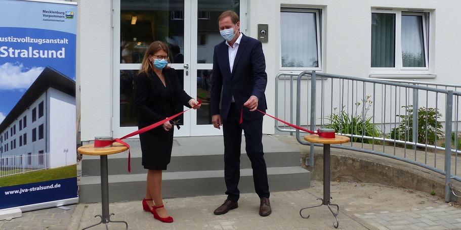Das Band ist durchtrennt - Justizministerin Katy Hoffmeister und Finanzstaatssekretär Heiko Miraß geben Haus 1 zur Nutzung für den offenen Vollzug frei © 2021 SBL Greifswald