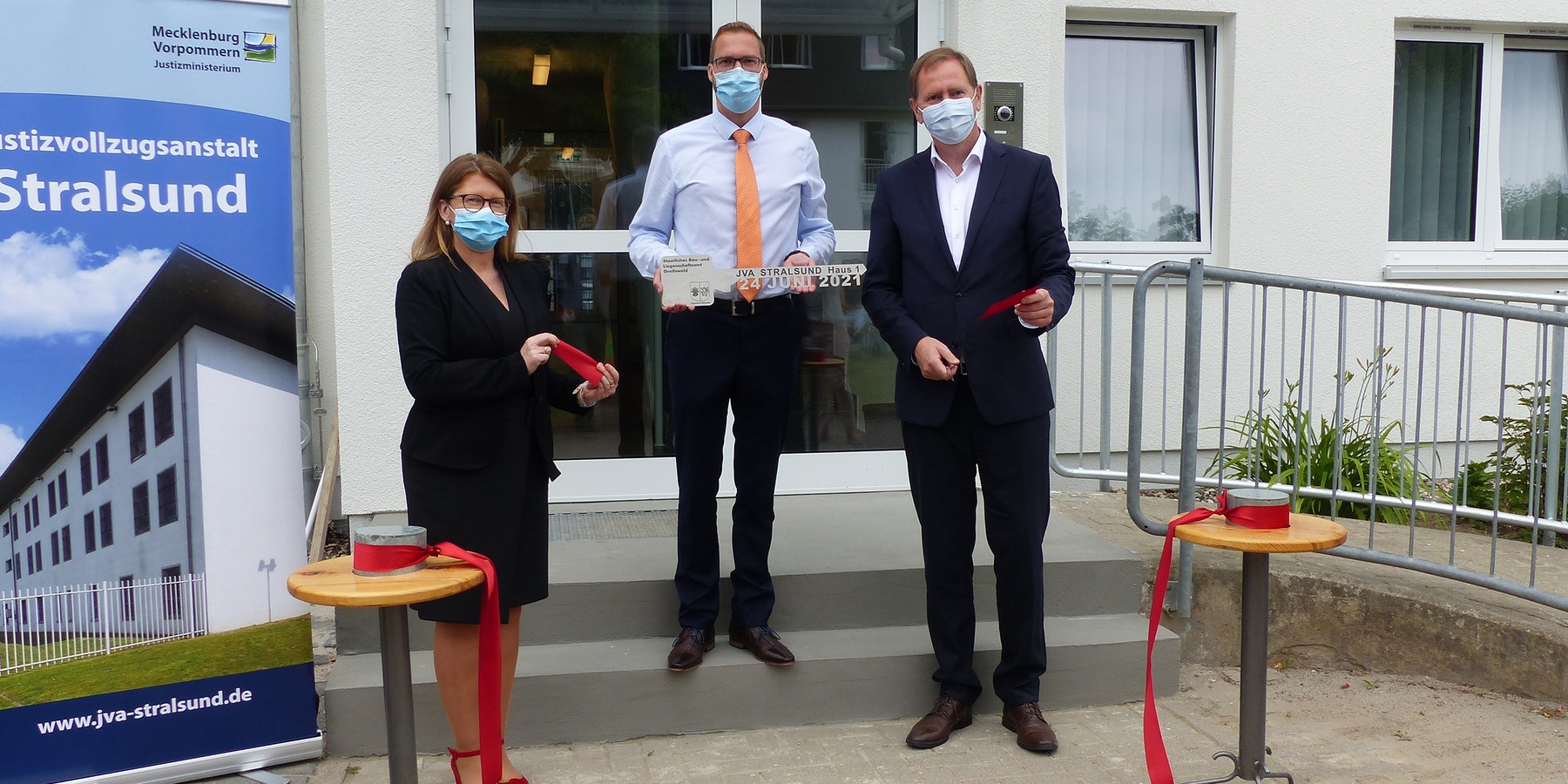 Der feierliche Akt der Übergabe mit symbolischem Schlüssel und Band ist vollzogen - Haus 1 der JVA Stralsund steht nun der Nutzung für den offenen Vollzug zur Verfügung (v.l.n.r.: Justizministerin Katy Hoffmeister, Justizvollzugsanstaltsleiter Karel Gotts © 2021 SBL Greifswald