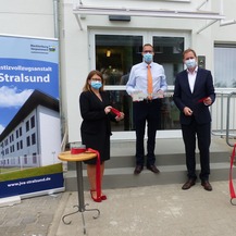 Der feierliche Akt der Übergabe mit symbolischem Schlüssel und Band ist vollzogen - Haus 1 der JVA Stralsund steht nun der Nutzung für den offenen Vollzug zur Verfügung (v.l.n.r.: Justizministerin Katy Hoffmeister, Justizvollzugsanstaltsleiter Karel Gotts © 2021 SBL Greifswald