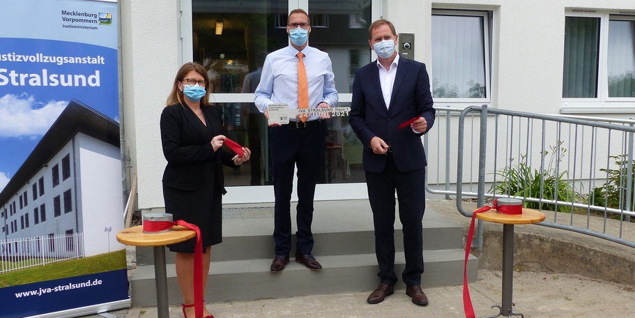Der feierliche Akt der Übergabe mit symbolischem Schlüssel und Band ist vollzogen - Haus 1 der JVA Stralsund steht nun der Nutzung für den offenen Vollzug zur Verfügung (v.l.n.r.: Justizministerin Katy Hoffmeister, Justizvollzugsanstaltsleiter Karel Gotts © 2021 SBL Greifswald