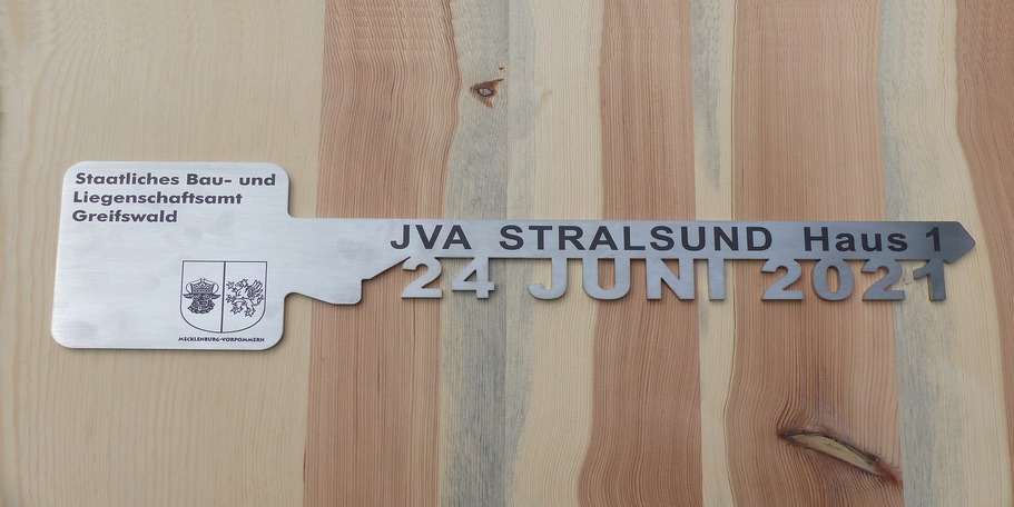 Symbolischer Übergabeschlüssel © 2021 SBL Greifswald