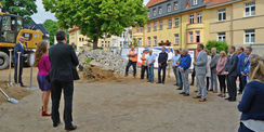 Vertreter der beauftragten Planungsbüros und Baufirmen, der künftige Nutzer sowie Verantwortliche der Bauverwaltung und der Justiz nahmen am Ersten Spatenstich teil.  © 2021 SBL Schwerin