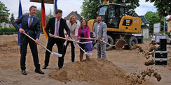 Symbolischer Erster Spatenstich ist gemacht. © 2021 SBL Schwerin