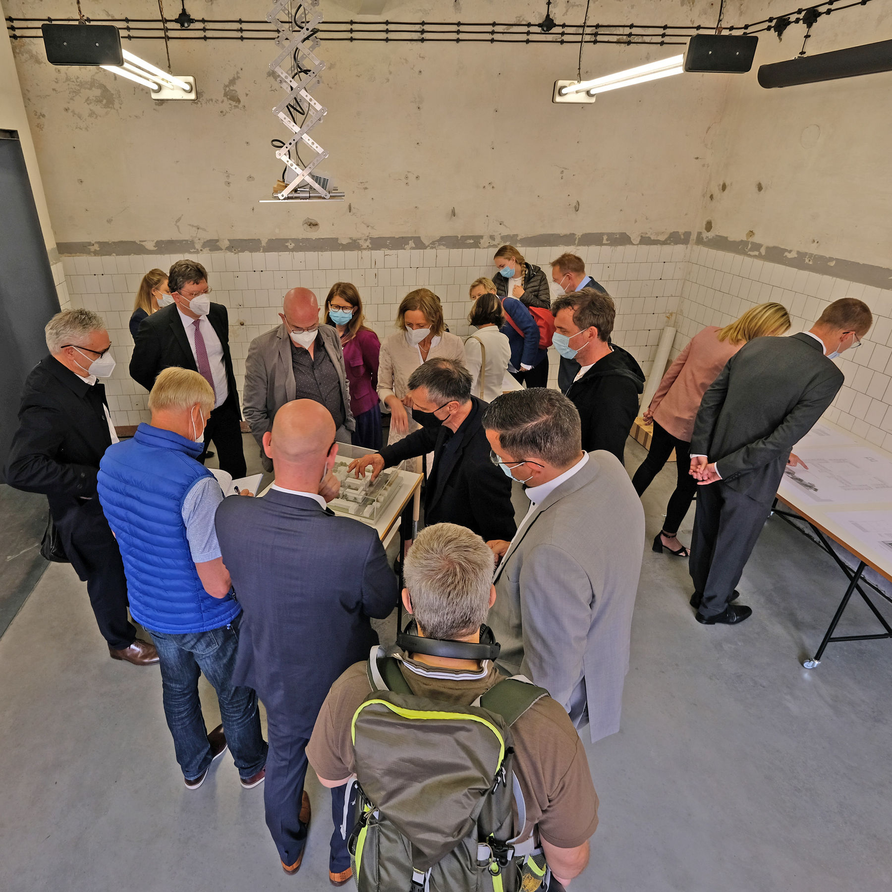 Besichtigung der Pläne und des Modells im Dokumentationszentrum © 2021 SBL Schwerin