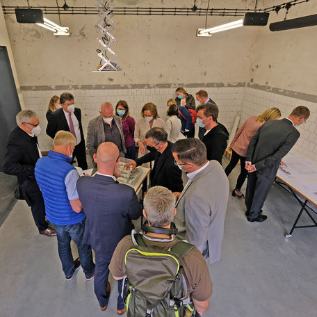 Besichtigung der Pläne und des Modells im Dokumentationszentrum © 2021 SBL Schwerin
