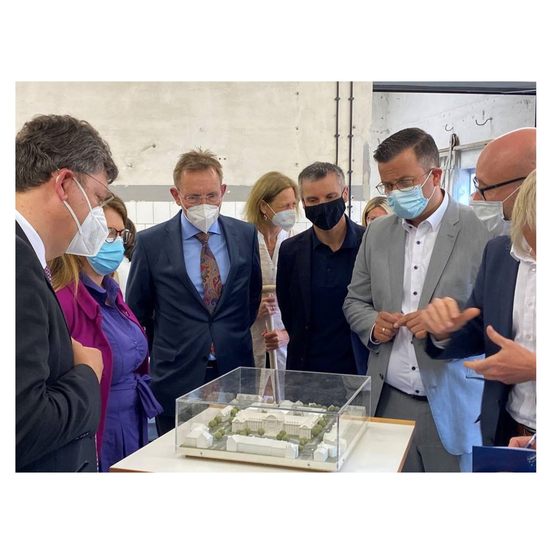 Finanzminister Meyer, Justizministerin Hoffmeister, Präsident des Verwaltungsgerichts Dr. Kronisch, Architekt Pussert, Stadtpräsident Ehlers und Bauamtsleiter Klaus begutachten das Wettbewerbsmodell des Neubaus. © 2021 SBL Schwerin