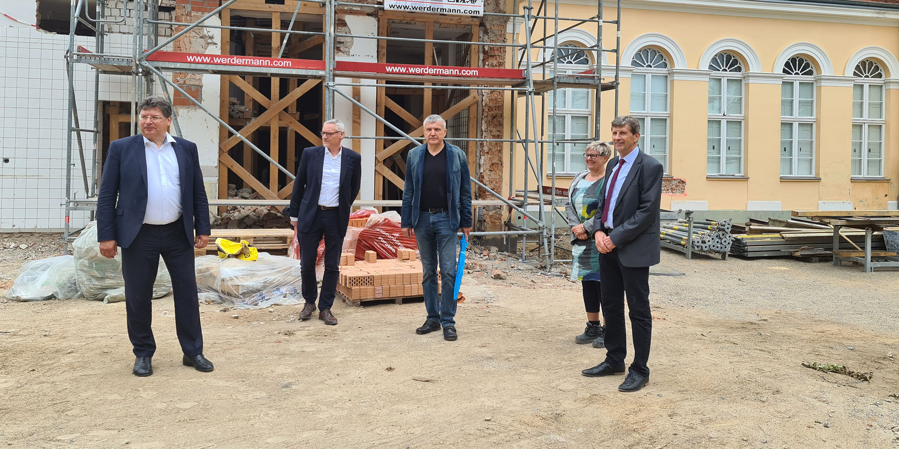 v. l. n. r. Finanzminister Reinhard Meyer; Stefan Wenzl, Leiter Abteilung 4 Staatshochbau beim Finanzministerium; Landtagsabgeordneter Andreas Butzki; Projektleiterin Petra Menzdorf vom SBL Neubrandenburg; stellvertretender Leiter des SBL Neubrandenburg,  © 2021 SBL Neubrandenburg