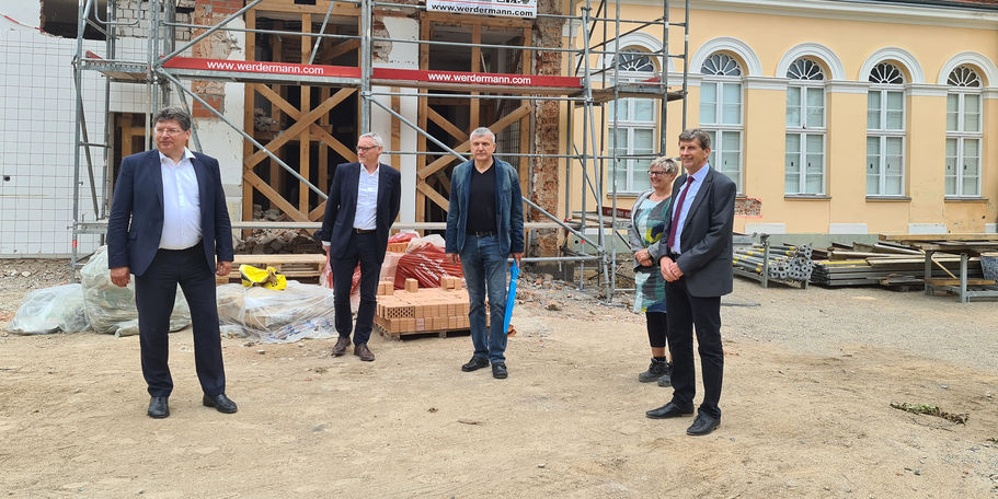 v. l. n. r. Finanzminister Reinhard Meyer; Stefan Wenzl, Leiter Abteilung 4 Staatshochbau beim Finanzministerium; Landtagsabgeordneter Andreas Butzki; Projektleiterin Petra Menzdorf vom SBL Neubrandenburg; stellvertretender Leiter des SBL Neubrandenburg,  © 2021 SBL Neubrandenburg