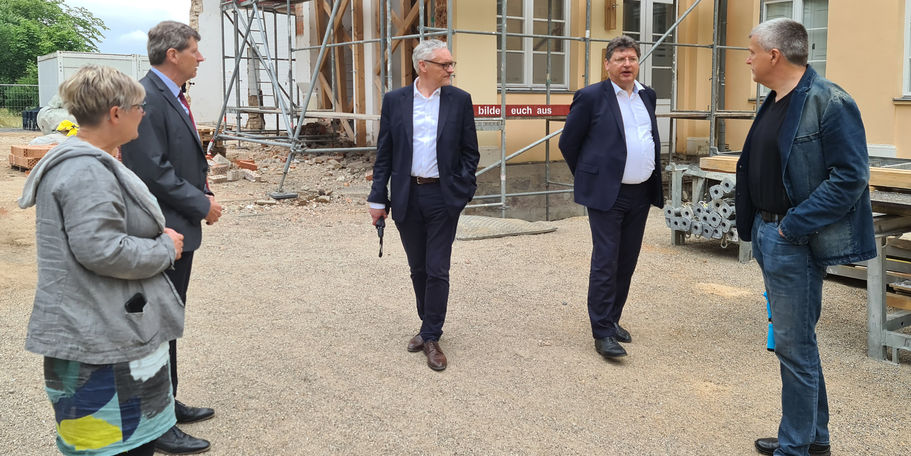 v. l. n. r. Projektleiterin Petra Menzdorf vom SBL Neubrandenburg; Eckhard Hintz, stellvertretender Leiter des SBL Neubrandenburg; Stefan Wenzl, Leiter Abteilung 4 Staatshochbau beim Finanzministerium; Finanzminister Reinhard Meyer; Landtagsabgeordneter A © 2021 SBL Neubrandenburg