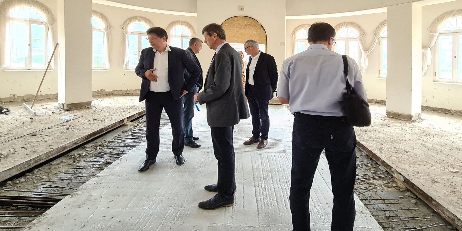 In der Exedra, sie erhält über dem Kellergeschoss eine neue Decke, der mittlere Teil ist bereits erneuert. © 2021 SBL Neubrandenburg