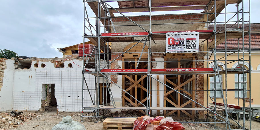 Blick auf die Gartenseite mit dem abgebrochenen Küchenanbau – hier soll wieder die Laube entstehen. © 2021 SBL Neubrandenburg