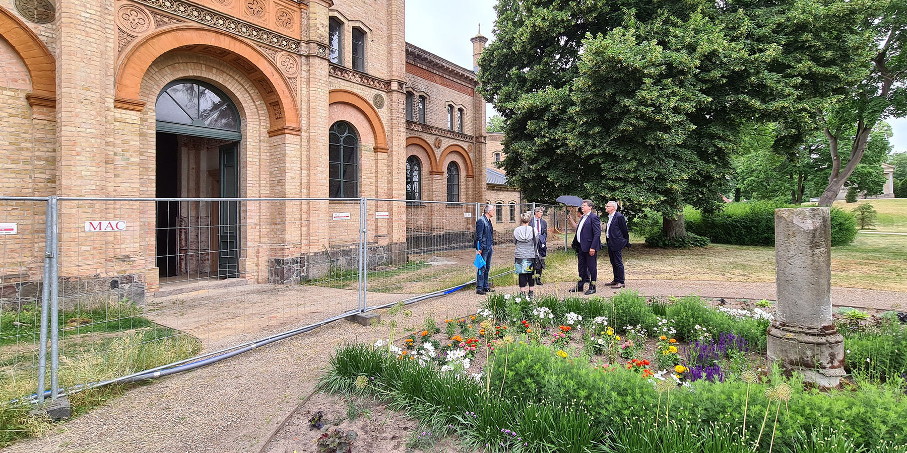 beim Baustellenrundgang - vor dem Eingang der dem Schlosspark zugewandten Seite des Marstalls © 2021 SBL Neubrandenburg