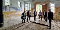 in der ehemaligen Stallung des Südflügels v. l. n. r. Projektleiterin Petra Menzdorf vom SBL Neubrandenburg; Eckhard Hintz, stellvertretender Leiter des SBL Neubrandenburg; Stefan Wenzl, Leiter Abteilung 4 Staatshochbau beim Finanzministerium; Bürgermeist © 2021 SBL Neubrandenburg