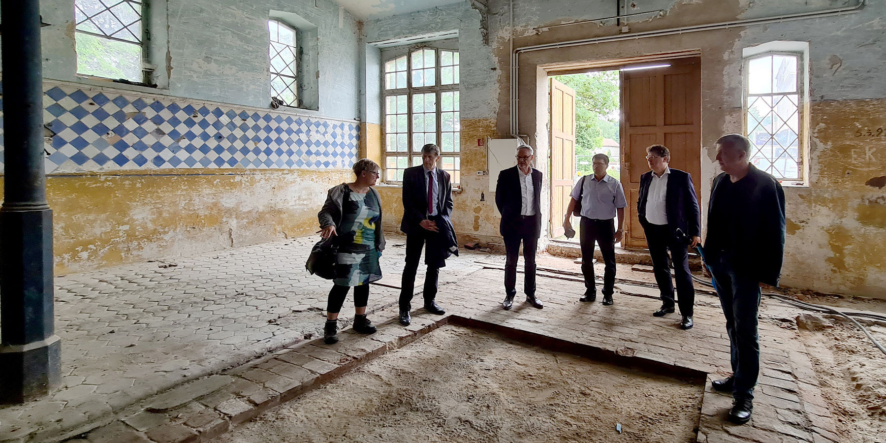 in der ehemaligen Stallung des Südflügels v. l. n. r. Projektleiterin Petra Menzdorf vom SBL Neubrandenburg; Eckhard Hintz, stellvertretender Leiter des SBL Neubrandenburg; Stefan Wenzl, Leiter Abteilung 4 Staatshochbau beim Finanzministerium; Bürgermeist © 2021 SBL Neubrandenburg